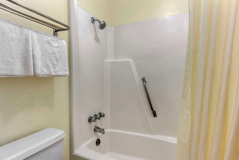 Bathroom 4, Econo Lodge St. George, Dorchester