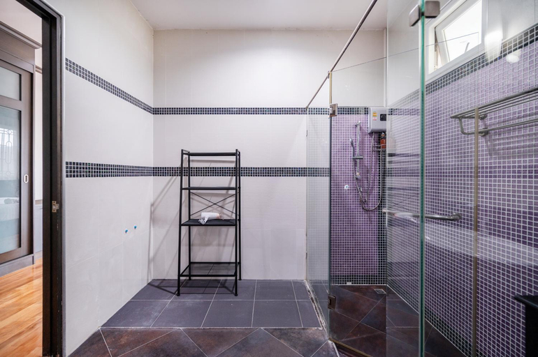 Bathroom 2, RimLay Beach Front villa•Private Pool•Balcony•5BR, Sattahip