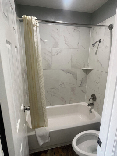 Bathroom 3, Red Crown Inn, Dallas