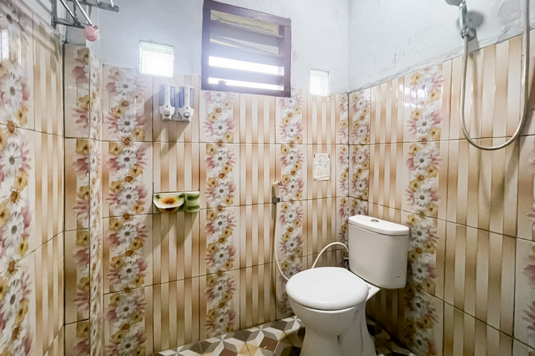 Bathroom 4, RedDoorz near Salib Kasih Tarutung, Tapanuli Utara
