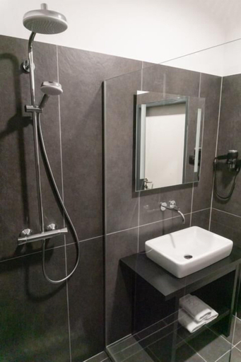 Bathroom 2, RINGRAST Hotel, Murtal