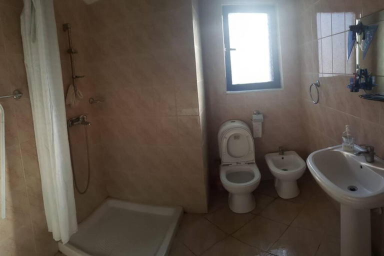 Bathroom 2, Fun in the Sun, Kavajës