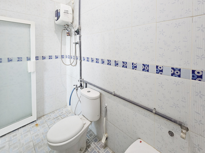 Bathroom 2, Ijen Homestay Mojokerto RedPartner, Mojokerto