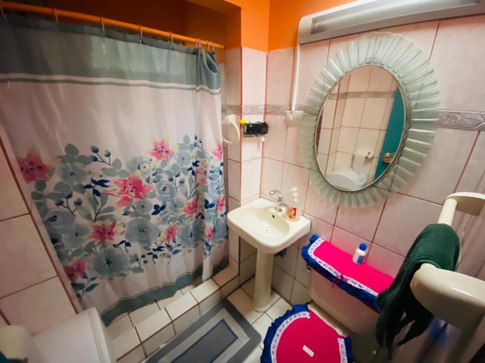 Bedroom, Private room - 5 min away from San Jose, Tibás