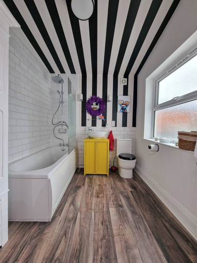 Others 3, Eclectic 1BD in the Heart of Cheltenham, Gloucestershire