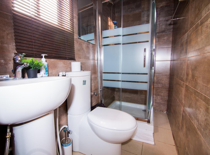 Bathroom 4, Sinclair Guest House, AbujaMun