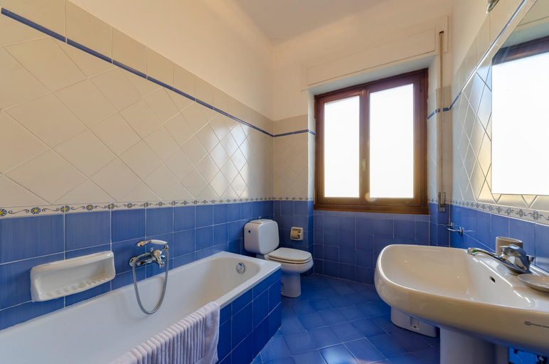 Bathroom 2, ALTIDO Spacious 3-BR Apartment near Boccadasse, Genova