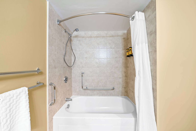 Bathroom 5, Best Western Plus Mariposa Inn & Conference Centre, Simcoe