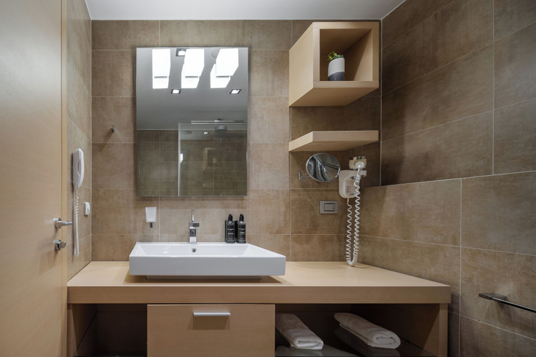 Bathroom 5, Eurostars Queen of Montenegro