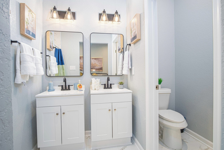 Bathroom 3, Experience Convenience w/ 4br/3ba Near Alamodome, Bexar