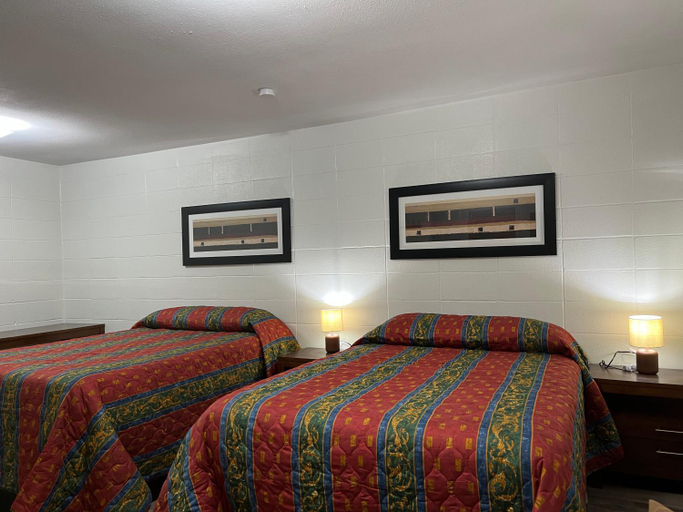 Bedroom 2, Driftwood Inn and Lodge by the lake, Sabine