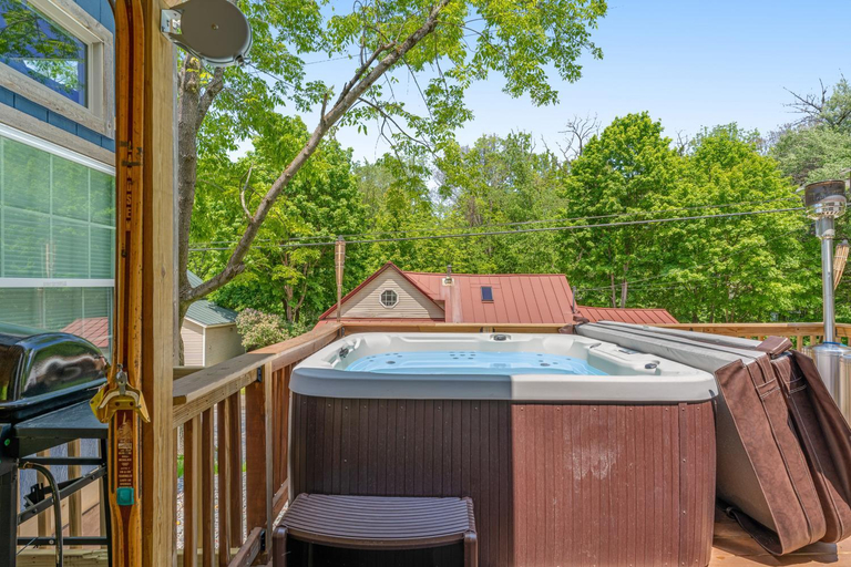 Sport & Beauty 4, Tiny Homes on Pleasant, Windsor