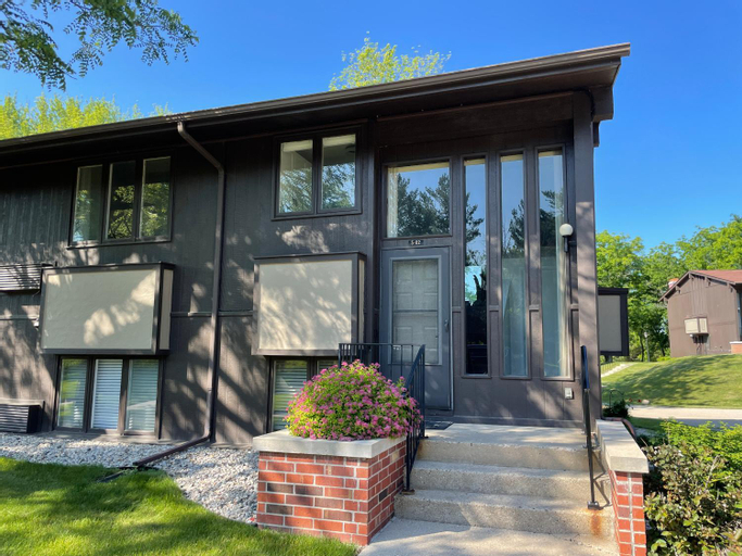 Newly Remodeled Mid-Century Modern Lake Condo, Walworth