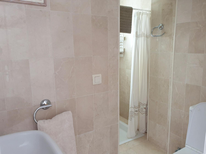 Bathroom 3, Spacious 2 bed beach house: stunning sea views, Málaga