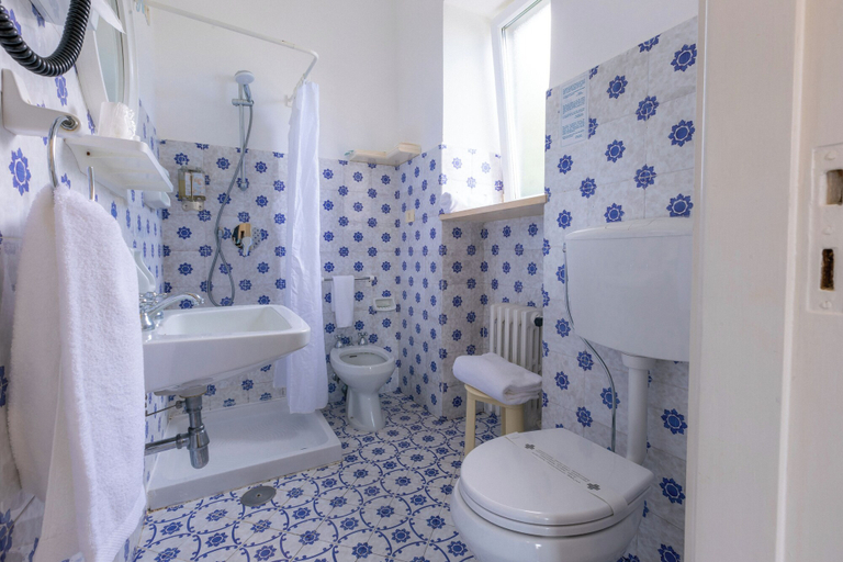 Bathroom 5, Hotel Villa Sarah, Napoli