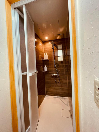 Shower, HIROSAKI清水森はうす, Hirosaki