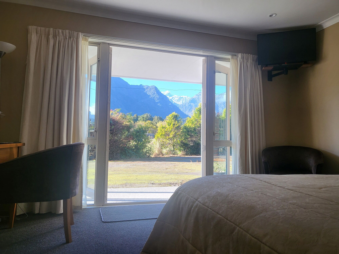 Bedroom 5, Misty Peaks Guesthouse, Westland
