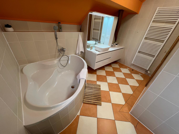 Bathroom 4, La Luna Rustic Deluxe Apartment with Pool & Jacuzzi, Bikes and Secured Parking, Našice
