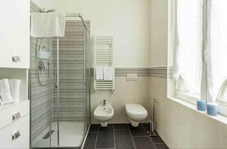 Bathroom 3, The Castle, Como