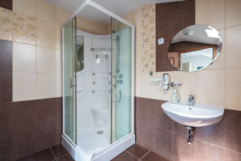 Bathroom 3, Faraway Aparthotel near Airport, Bruck an der Leitha