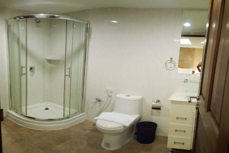 Bathroom 13