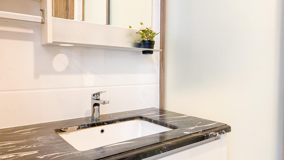 Bathroom 4, Relaxing and Strategic 2BR at Sky House BSD Apartment By Travelio, Tangerang Selatan