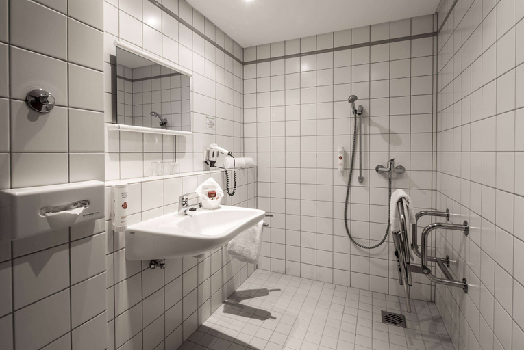 Bathroom 5, Ramada by Wyndham Dresden, Dresden