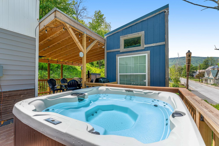 Sport & Beauty 4, Tiny Homes on Pleasant, Windsor