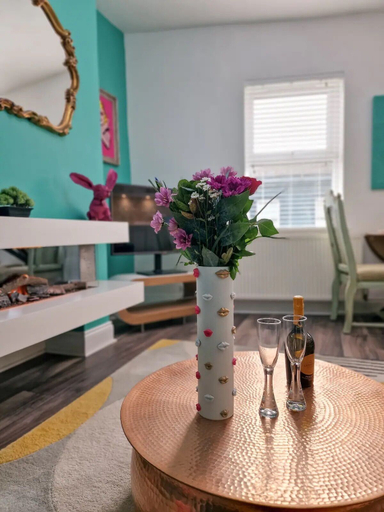 Others 5, Eclectic 1BD in the Heart of Cheltenham, Gloucestershire