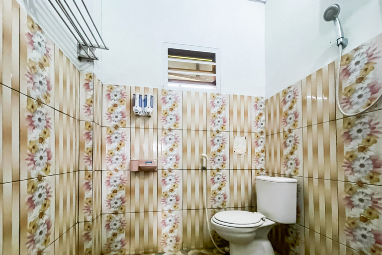 Bathroom 5, RedDoorz near Salib Kasih Tarutung, Tapanuli Utara