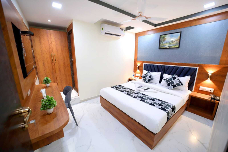 Bedroom 1, N.M. Hotel, Mumbai Suburban