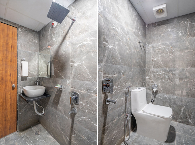 Bathroom, Hotel srishoin, Hyderabad