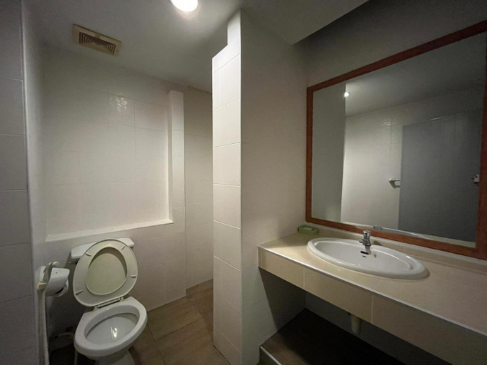 Bathroom 3, NARAIGRAND HOTEL, Chai Badan