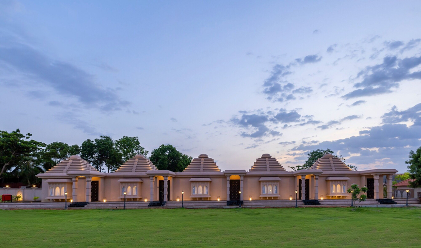 Exterior & Views
