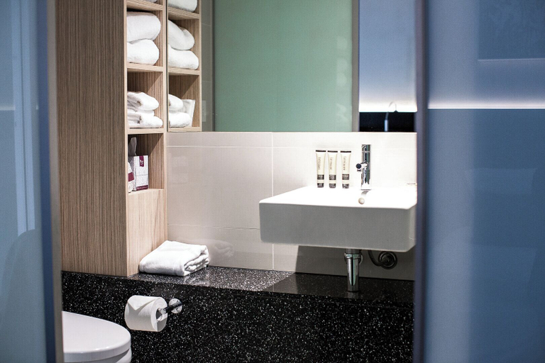 Bathroom 4, Seahaven Noosa Beachfront Resort, Noosa - Noosa-Noosaville