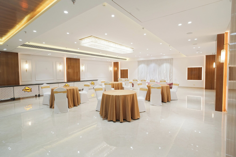 Food & Drinks 5, The Grand Murli Hotel, City Light Road, Surat, Surat