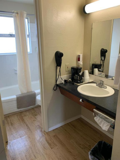 Bathroom 3, Economy Inn, Douglas
