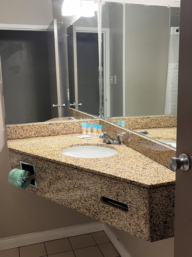 Bathroom 4, Apm Inn & Suites, Berkeley