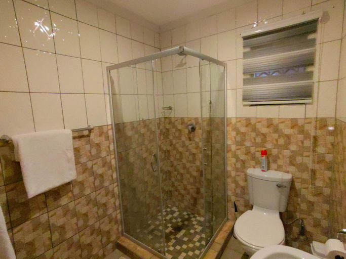 Bathroom 3, Makobaneng Guesthouse, Capricorn