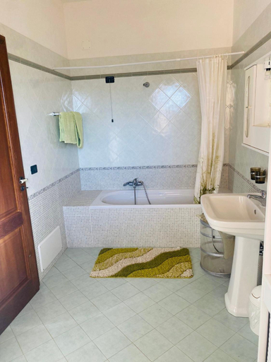 Others 4, Villa Verde con piscina, Lecce