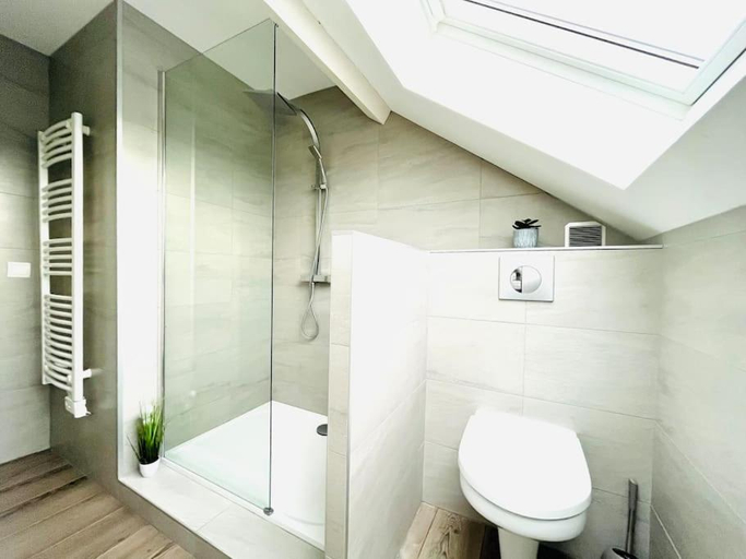 Bathroom 3, Le Red Loft a 5min du centre-ville avec parking privatif gratuit, Haute-Savoie