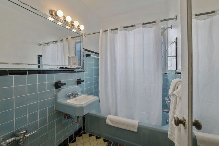 Bathroom 4, Barcelona Studios Guesthouse, Miami-Dade