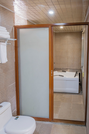 Bathroom 4, Erquan Inn, Lijiang