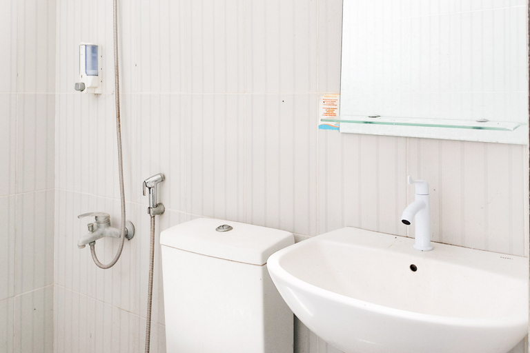 Bathroom 3, RedDoorz @ Cbreez Bitung, Bitung