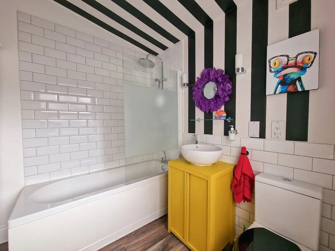 Bathroom, Eclectic 1BD in the Heart of Cheltenham, Gloucestershire