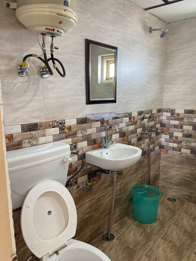 Bathroom 4, Jagatram Niwas, Kangra