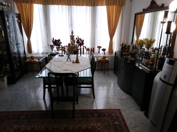 Food & Drinks 5, Villa in Panorama, Thessaloniki, with a swimming pool. Host: Mr. George, Central Macedonia