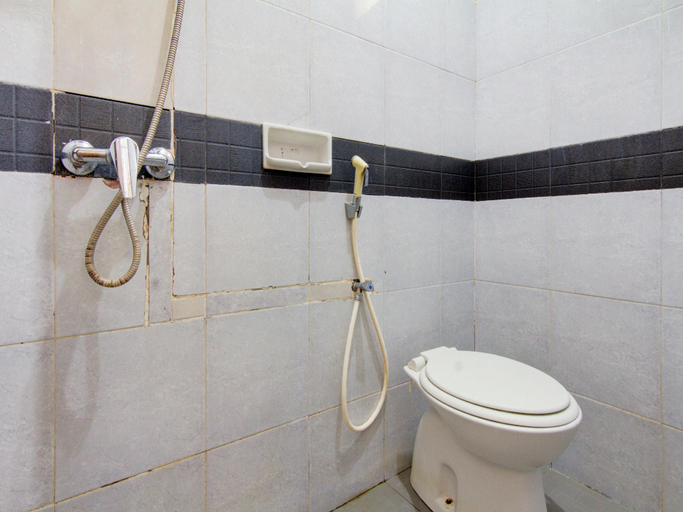 Bathroom 4, OYO Life 89990 Kost Waterfront 75 Sub, Surabaya