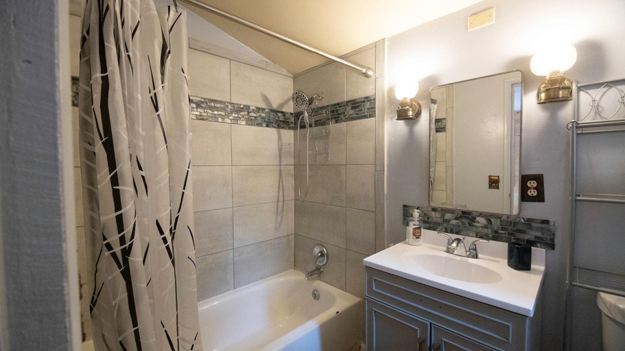 Bathroom 3, Charming Blue Farmhouse Cabin, Kane