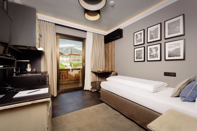 Bedroom 3, MONDI Hotel Tscherms, Bolzano